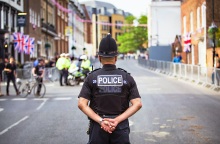 Βρετανία: Ένοπλος αξιωματικός της Μητροπολιτικής Αστυνομίας παραδέχθηκε δεκάδες βιασμούς και σεξουαλικά αδικήματα κατά 12 γυναικών.