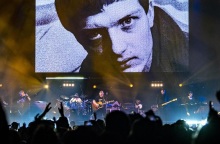 New Order: Κυκλοφόρησαν t-shirt Blue Monday με αφορμή την επέτειο, για την ενίσχυση οργάνωσης ψυχικής υγείας - Τι είπαν για το τραγικό τέλος του Ίαν Κέρτις.