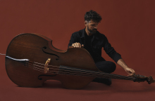 Συνέντευξη: Ο κοντραμπασίστας Πέτρος Κλαμπάνης μιλάει για το νέο άλμπουμ «Tora Collective», έναν δίσκο που ασχολείται δημιουργικά την ελληνική μουσική παράδοση.