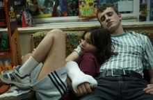 Aftersun: Πώς η σκηνοθέτρια Charlotte Wells με την πρώτη της ταινία, για τις σχέσεις γονιών - παιδιών, κέρδισε τους κριτικούς και το κοινό.