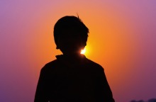 Αγόρι κόντρα στον ήλιο που δύει - Εικόνα που παραπέμπει σε κακοποίηση