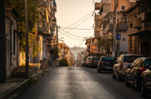 Στενοί δρόμοι, μεγάλες ανηφόρες και κατηφόρες, χαμηλά σπίτια, και η αύρα μιας κλασικής εργατικής γειτονιάς © Θανάσης Καρατζάς