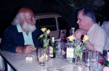 Ο μουσικός παραγωγός Άγγελος Σφακιανάκης θυμάται τη γνωριμία και τη συνεργασία του με τον ζωγράφο, γλύπτη, συγγραφέα, ποιητή και τραγουδοποιό Νίκο Χουλιαρά.