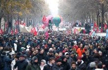 Γαλλία: Οι εργαζόμενοι απεργούν κατά της συνταξιοδοτικής μεταρρύθμισης του προέδρου Μακρόν – Παραλύουν συγκοινωνίες και σχολεία - Φόβοι επεισοδίων.