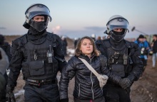 Η πρώτη αντίδραση της Γκρέτα Τούνμπεργκ μετά την προσαγωγή της σε επεισοδιακή διαδήλωση στη Γερμανία - Αφέθηκε ελεύθερη η 20χρονη ακτιβίστρια.