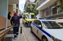 Ιατρός του ΕΚΑΒ και αστυνομικοί στο σημείο όπου έπεσε και σκοτώθηκε η γυναίκα στη Λαμία