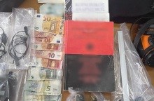 Πάτρα: Εικόνες από τη γιάφκα των 7 ληστών - Όπλα, εκρηκτικά, 18 κιλά κάνναβης και βιβλία για τον αναρχισμό εντόπισαν οι Αρχές.