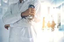 Γιατρός κρατά στηθοσκόπιο