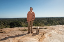 Ο Γιουτζίν Λέβι εξερευνά τον κόσμο μέσα από το Apple TV+, στη νέα σειρά The Reluctant Traveler - Κυκλοφόρησε το πρώτο τρέιλερ.