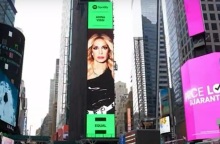 Η Άννα Βίσση προβλήθηκε στις οθόνες της Times Square στη Νέα Υόρκη, στο πλαίσιο καμπάνιας του Spotify για τη γυναικεία ενδυνάμωση.