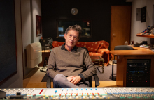 Επίσκεψη στο Studio Praxis: Ο μουσικός παραγωγός και συνθέτης Κώστας Παρίσσης μιλά για τη διαδικασία ηχογράφησης, την παραγωγή και την ολοκλήρωση ενός άλμπουμ.