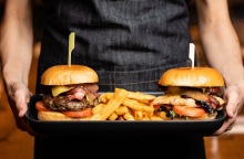 Αθήνα: Εστιατόριο απάντησε σε πελάτη που αποκάλεσε «καθυστερημένο» έναν εργαζόμενο – Το περιστατικό πήρε διαστάσεις στα social media.