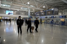 Αστυνομικοί με εκπαιδευμένο σκύλο στο αεροδρόμιο «Ελευθέριος Βενιζέλος»