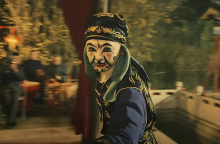 Στιγμιότυπο από τη διαφήμιση της Apple Apple με τίτλο «Through the Five Passes».