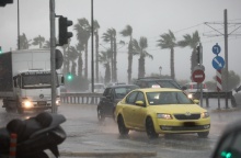 Καταιγίδα και ισχυροί άνεμοι στην Αττική - Ταξί και άλλα οχήματα υπό καταρρακτώδη βροχή στην Παραλιακή