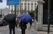Πολίτες με ομπρέλες στην Αθήνα