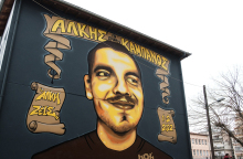 Γκράφιτι στη μνήμη του Άλκη Καμπανού επί της οδού Θ. Γαζή, στην περιοχή Χαριλάου στη Θεσσαλονίκη, απέναντι από το σημείο όπου την 1/2/2022 ο 19χρονος δολοφονήθηκε από οπαδούς