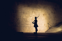 Εύζωνας έξω από την ελληνική βουλή