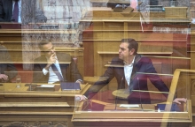 Ο πρωθυπουργός Κυριάκος Μητσοτάκης (αριστερά) και ο πρόεδρος του ΣΥΡΙΖΑ, Αλέξης Τσίπρας (δεξιά) στα έδρανα της Βουλής