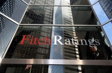 Ο οίκος αξιολόγησης Fitch ανακοίνωσε αναβάθμιση της ελληνικής οικονομίας σε ΒΒ+ - Ένα σκαλοπάτι κάτω από την επενδυτική βαθμίδα.