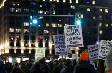 Διαδηλώσεις στις ΗΠΑ μετά τη δημοσιοποίηση βίντεο από τον θανάσιμο ξυλοδαρμό του 29χρονου Αφροαμερικανού Τάιρ Νίκολς από αστυνομικούς.