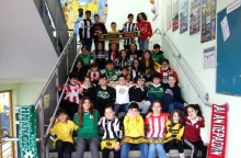 Άλκης Καμπανός: Μαθητές δημοτικού σχολείου στη Νυρεμβέργη φωτογραφήθηκαν φορώντας φανέλες ομάδων στέλνοντας μήνυμα συνύπαρξης. 