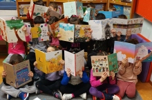 Παιδική λογοτεχνία, σχολικές βιβλιοθήκες, και τι μπορούμε να κάνουμε όλοι μας για να τις ενισχύσουμε: Η εκπαιδευτικός και συγγραφέας Ελένη Γερουλάνου εξηγεί με αφορμή τη διοργάνωση του Bookwave στο Μουσείο Μπενάκη.