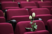 Ένα λουλούδι στα καθίσματα του δικαστηρίου για τα θύμα της πύρινης τραγωδίας στο Μάτι