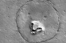 Ασυνήθιστο γεωλογικό στοιχείο στην επιφάνεια του Άρη κατέγραψε η κάμερα δορυφόρου της NASA - Σχηματισμός πετρωμάτων που μοιάζει με κεφάλι αρκούδας έγινε viral. 