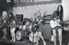 Η ιστορία των αδερφών Quatro που πρωτοστάτησαν στην ανάπτυξη του female rock: Από τo συγκροτήματα Fanny και The Pleasure Seekers στους Cradle και την προσωπική τους πορεία.