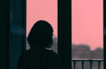 Η σκιά γυναίκας μπροστά από παράθυρο