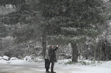 Πολίτες φωτογραφίζονται κατά τη διάρκεια χιονόπτωσης