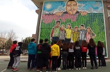 Τοιχογραφία ενάντια στην οπαδική βία από την UrbanAct και τη «Δομή 1ης Φεβρουαρίου Εις το Όνομα του Άλκη» - Ολοκληρώθηκε το mural σε σχολείο της Καλαμαριάς.