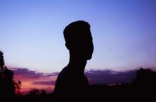 Έφηβος διακρίνεται ως σκιά