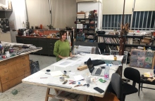 Η ζωγράφος Ηώ Αγγελή στο ατελιέ της στο Θησείο