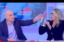 Στιγμιότυπο από το επεισόδιο μεταξύ Άννας Καραμανλή - Γιώργου Βαρεμένου σε εκπομπή του ΣΚΑΪ