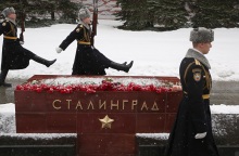 Ρωσία: Αποκαλυπτήρια προτομής του Στάλιν με αφορμή την 80η επέτειο από τη Μάχη του Στάλινγκραντ - Πατριωτικές εκδηλώσεις ενώ μαίνονται οι μάχες στην Ουκρανία.