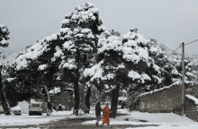 Κακοκαιρία - Ζευγάρι περπατά στα χιόνια