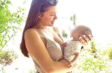 Η Καρολάιν Κράουτς με την κόρη της Λυδία, όταν ήταν μωρό