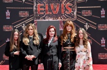 Λίζα Μαρί Πρίσλεϊ: Αμφισβητείται η εγκυρότητα της διαθήκης της - Γιατί οι θάνατοι διασήμων οδηγούν σε δικαστικά δράματα - Οι πολύκροτες περιπτώσεις.