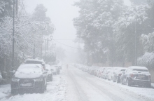 Κακοκαιρία «Μπάρμπαρα»: Χιόνια στα καλώδια της ηλεκτροδότησης, τον δρόμο και τα αυτοκίνητα