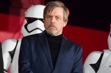 Ο Mark Hamill υπογράφει αφίσες «Star Wars» για να βοηθήσει την Ουκρανία