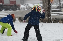 Κακοκαιρία στην Αττική - Παιδιά παίζουν με τα χιόνια στην Αττική