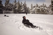 Χιόνια από την κακοκαιρία «Μπάρμπαρα» στην Αττική - Νέοι και παιδιά που διασκεσάζουν