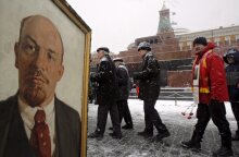 Πολίτες έξω από το Μαυσωλείο του Λένιν στην Κόκκινη Πλατεία