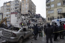 Χαλάσματα στην Τουρκία μετά τον σεισμό των 7,8 Ρίχτερ - Διασώστες πάνω στα χαλάσματα