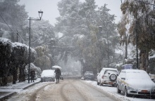 Γυναίκα με ομπρέλα στα χιόνια της Αττικής