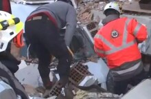 Δυνάμεις της ΕΜΑΚ στην Τουρκία σώζουν πολίτες από τα συντρίμμια