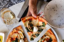 Eurostat: Αυξημένο κατά 16% το κόστος της πίτσας στα καταστήματα της Ευρωπαϊκής Ένωσης σε σχέση με πέρυσι - Σε ποιες χώρες της ΕΕ καταγράφονται οι μεγαλύτερες αυξήσεις. 