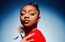 Samara Joy: Η νέα μεγάλη φωνή της jazz που κέρδισε δύο βραβεία Grammy και ξεχώρισε με το ντεμπούτο της άλμπουμ «Linger Awhile».